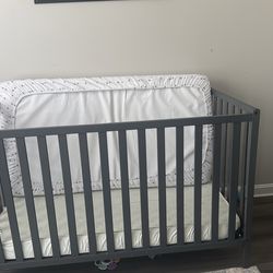 Infant/toddler crib and mattress (w/bed sheets)