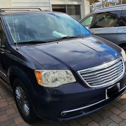 2013 Chrysler Town & Country Touring Minivan