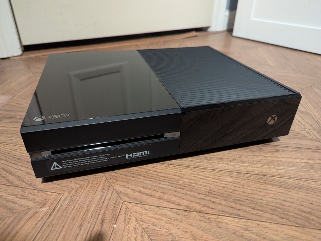 Xbox One Full Set w/ Kinect + Games, Controller & Headset