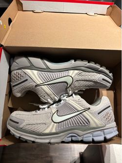 BRAND NEW Men’s Nike Zoom Vomero 5’s size 10.5