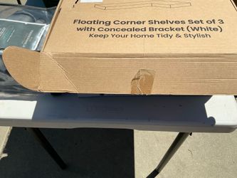 Floating corner shelf