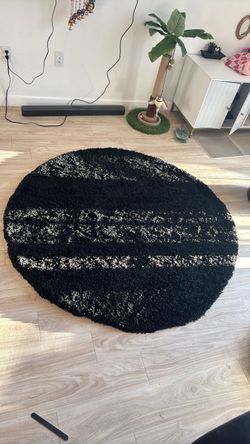 Black round rug