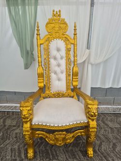 Wooden king throne chair , in good condition Please See All Pictures For Details and Measurements
