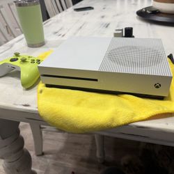 Xbox Series S With Controller And Re-usable Batteries