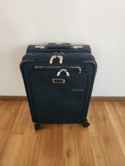 Briggs & Riley suitcase Part of the premium Baseline Collection.