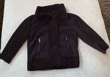Cotton on kids Black fleece jacket with pockets and zipper details. Size: 3-4 years #kidsfashion #outerwear Brand New