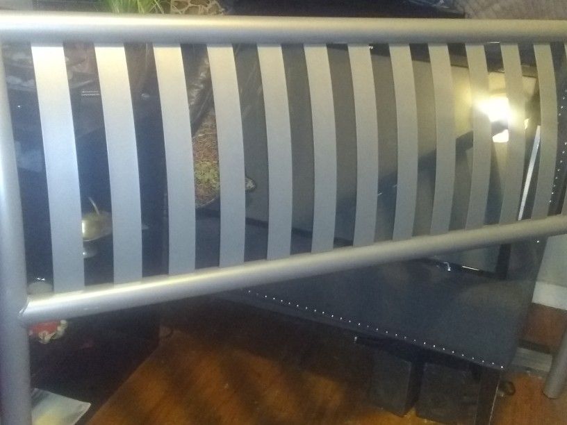 Queen Metal Bed Frame &Rails