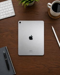 iPad Air 13” M2 Apple Chip 256GB 🚀 1 Year Warranty Included ✅ Clean front & back ✨98% Battery Helath🔋