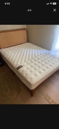 LOW PRICE MOVING- SAATVA $2400 + TAX AND SHIPPING LIKE NEW QUEEN MATTRESS  LUXURY ITALIA