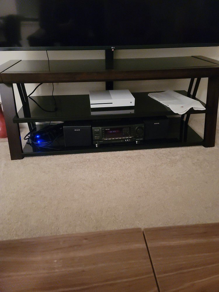 Aiwa 5.1 Receiver With 2 Speakers.