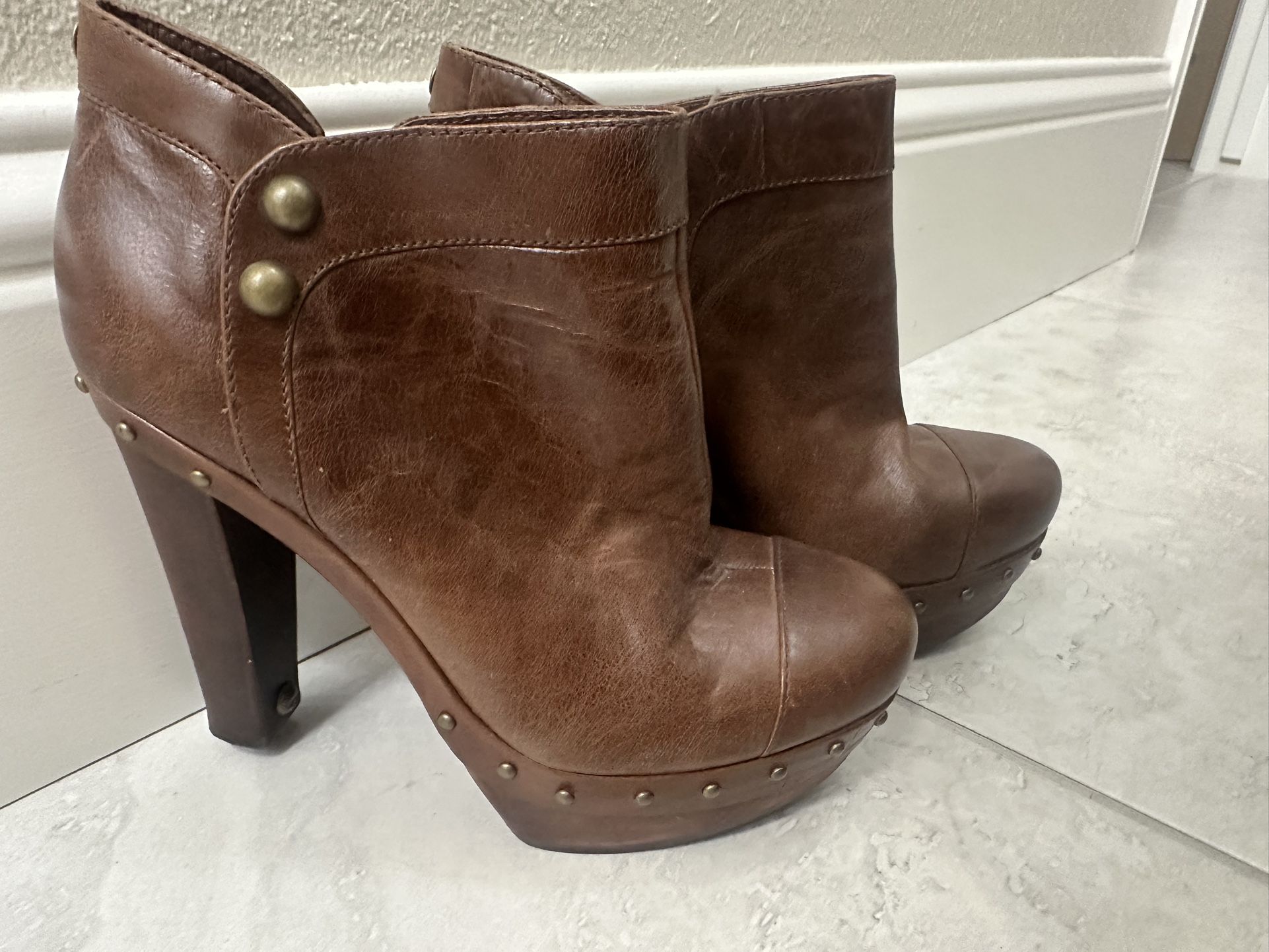 WOMAN UGG HEELS SIZE 8