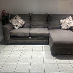 Dark Gray Sofá