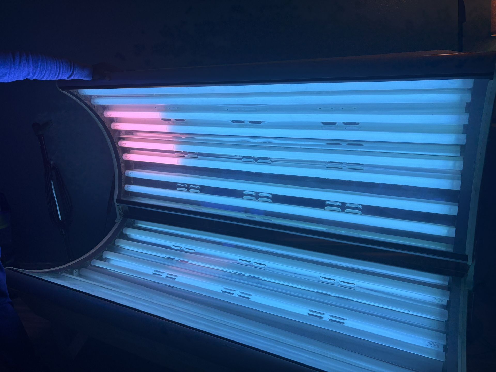 1600 Uv Ray Tanning Bed. All Bulbs Work No Problems. 3 Prong