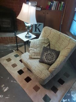 CONTEMPORARY STYLE LIVING ROOM SET. TABLE LAMP CHAIR AND THROW RUG