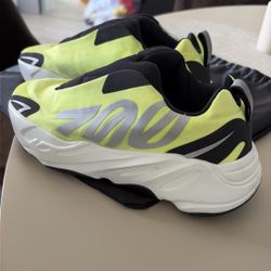 Yeezy 700 6 Women’s 