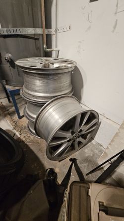 Set Of Wheel Is250 18inch Rwd 1 Wheel Has Crack