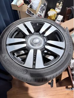 Rolls Royce Cullinan Rims and Tires with the center caps