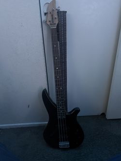 Bajo Yamaha