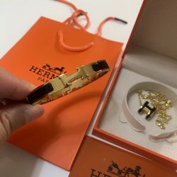 Bangle bracelet and necklace set with box and bag 