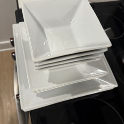 I’m selling dinnerware. It’s like new, used only twice.