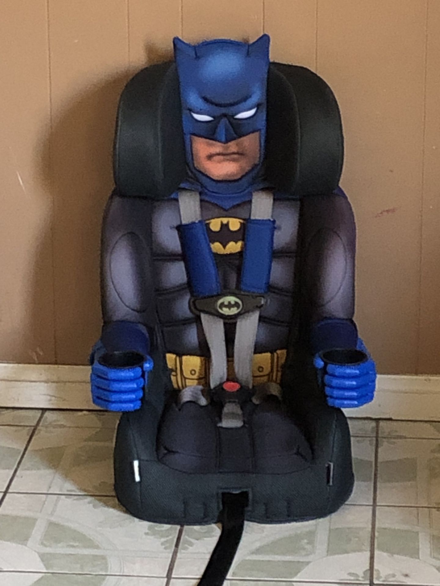 LIKE NEW BATMAN 2 IN 1 CONVERTIBLE CAR SEAT!!!!