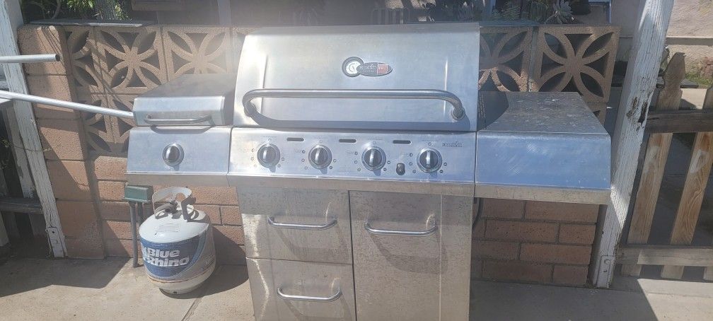 Gas BBQ WITH tank!