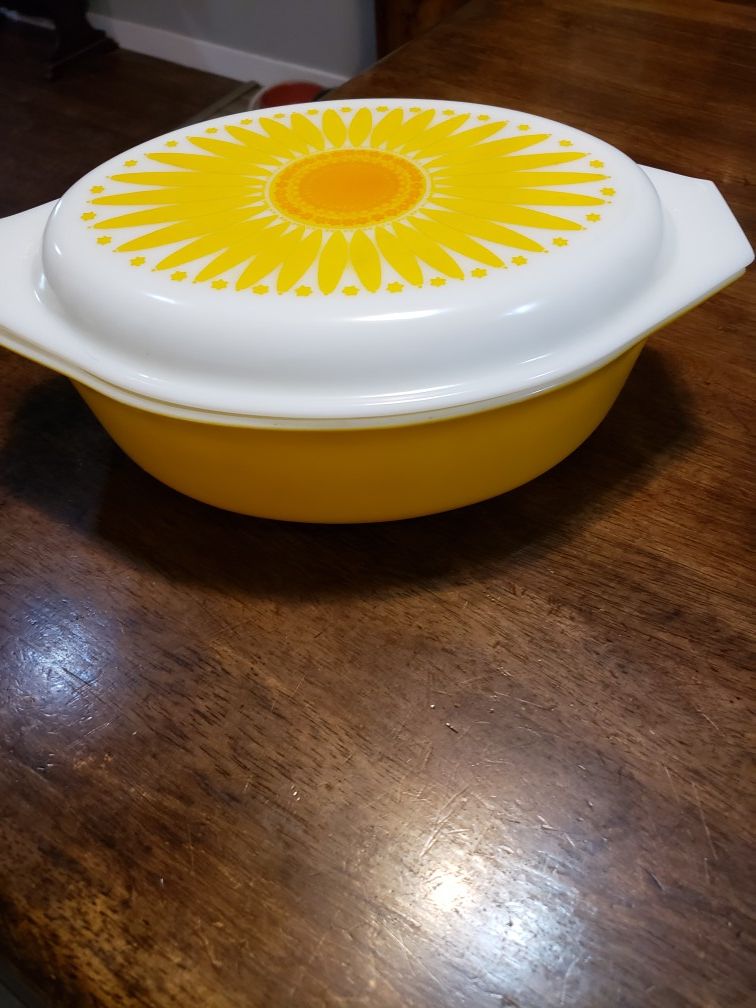 Vintage pyrex sunflower casserole dish