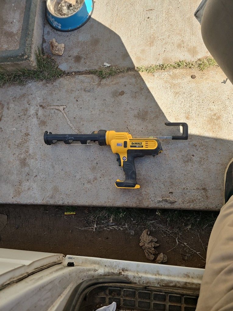 Dewalt Caulking Gun