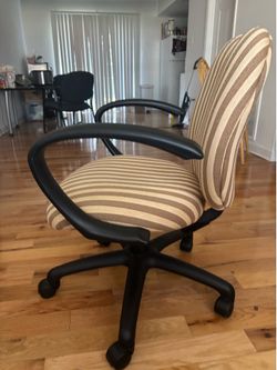 Desk roller chair