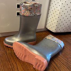 mini melissa size 11T ( boots runs little small like 10T ) 