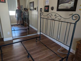Queen Metal Headboard/Frame