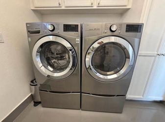 LG Electric Washer and Dryer Set – Front Load – Silver