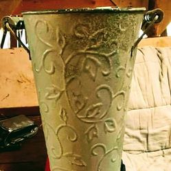 Pale Green Metal Stem Container 💚🤍