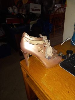 Womans Joan And David Heels