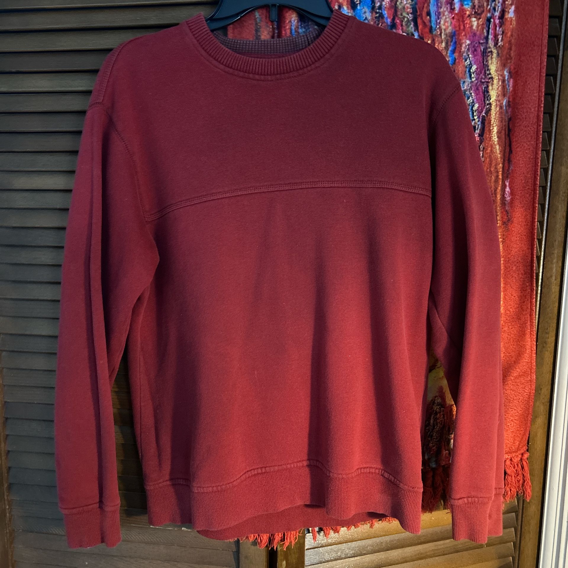 Van Heusen Red Crewneck Size Medium