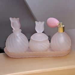 Frosted pink glass vanity perfume set
pre owned. looks good does have a tiny piece of thread sticking out on the pump.