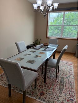 Calligaris Bon Ton extendable glass dining table in fair condition.