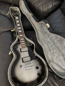 Les Paul Custom Limited-Edition Electric Guitar With Fender Mustang Micro