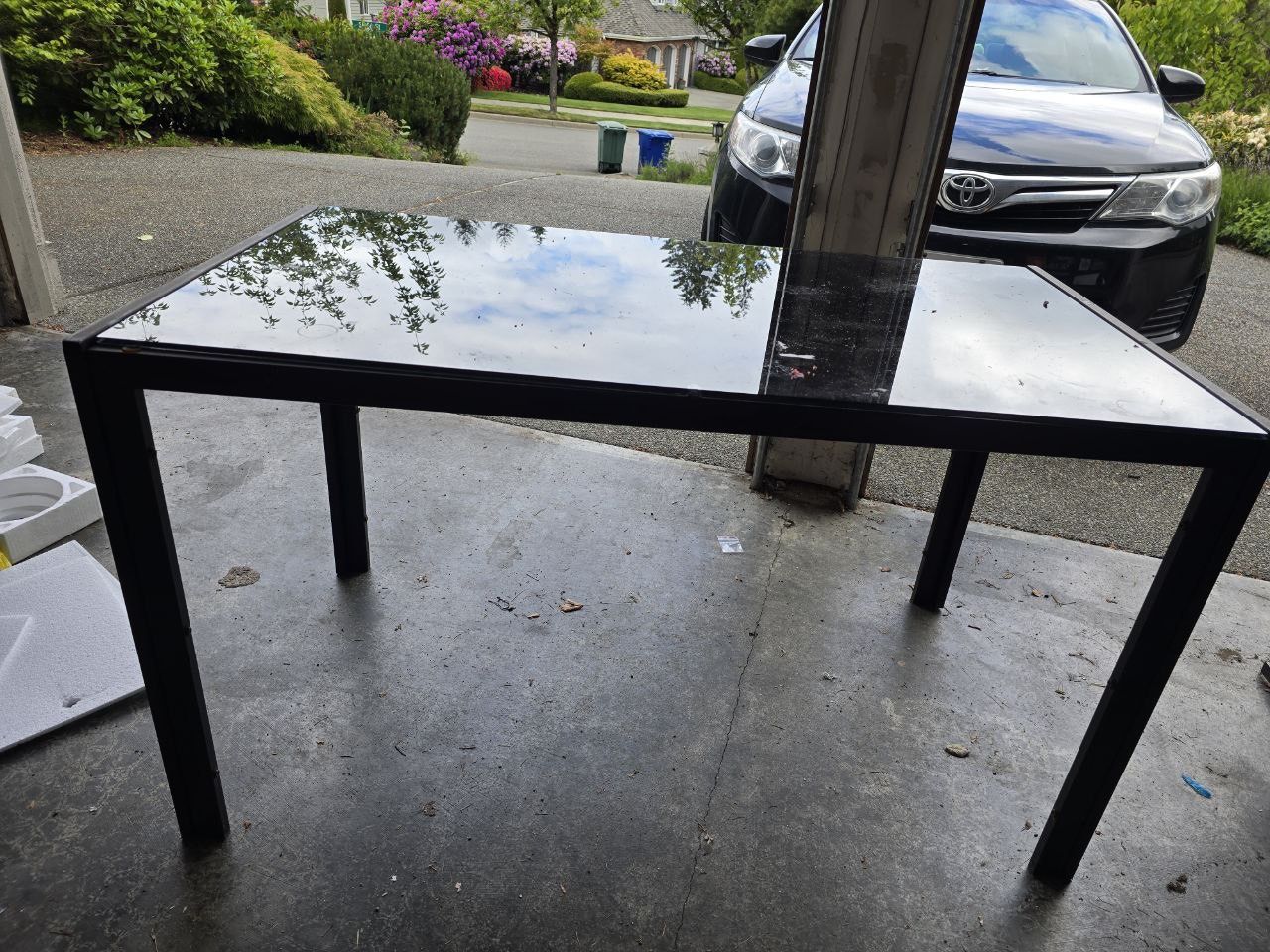 Free Dining Table glass top- black