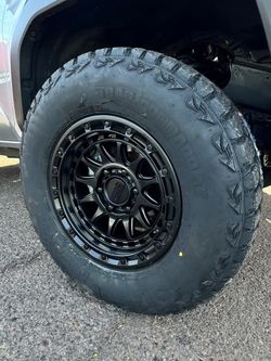 17x9 KMC Rines Y Llantas 285/70/17 Ameritread AT