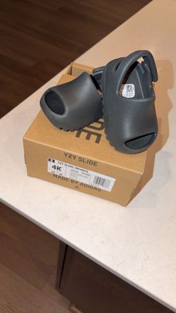 Infant Yeezy Slide - 4k
