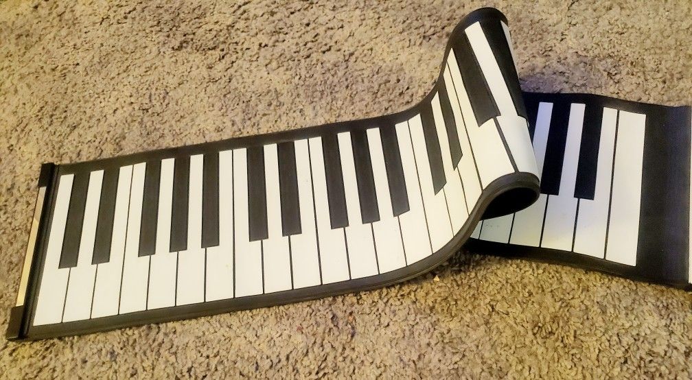 Roll Up Piano Keyboard 49 Keys, 30 Functions Portable Soft In great condition