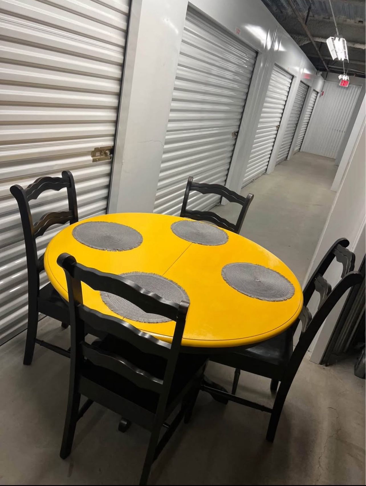 Like New Solid Wood Extendable Dining Set / Delivery Available 