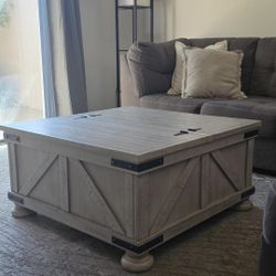 *Like New* Hinged lift Top Coffee Table (Ashley Home Furniture)
