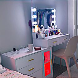 Vanity desk