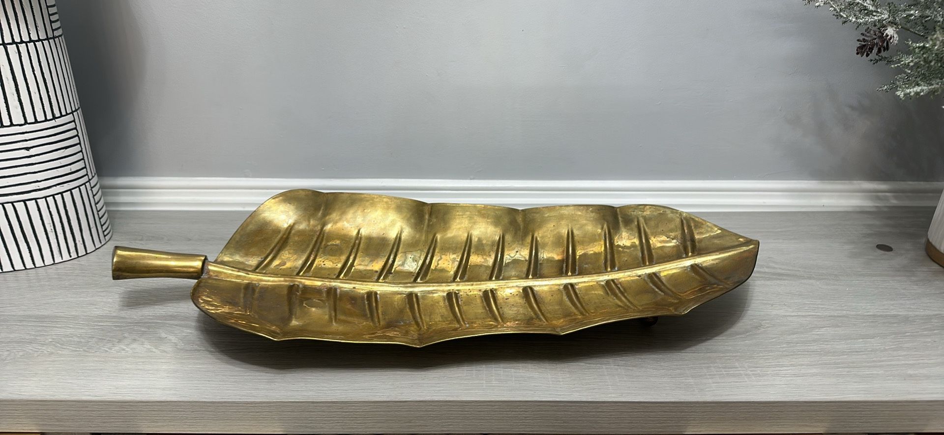 GORGEOUS BRASS GOLD LEAF METAL DECOR / BOWL
