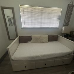 Twin Day Bed expands To a Queen 