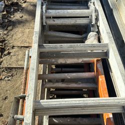 Escalera De 16 Pies 160 Por Ella Le Faltan Sus Dos Patas Pero Están Buenas Condiciones