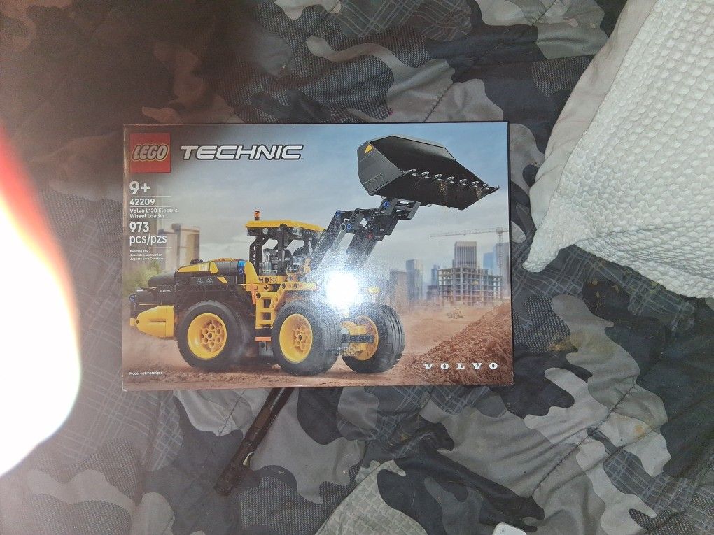 Technic Volvo L120 Electric Wheel Loader #42209 Lego set
