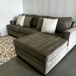 GRAY SECTIONAL COUCH W/ FREE DELIVERY 